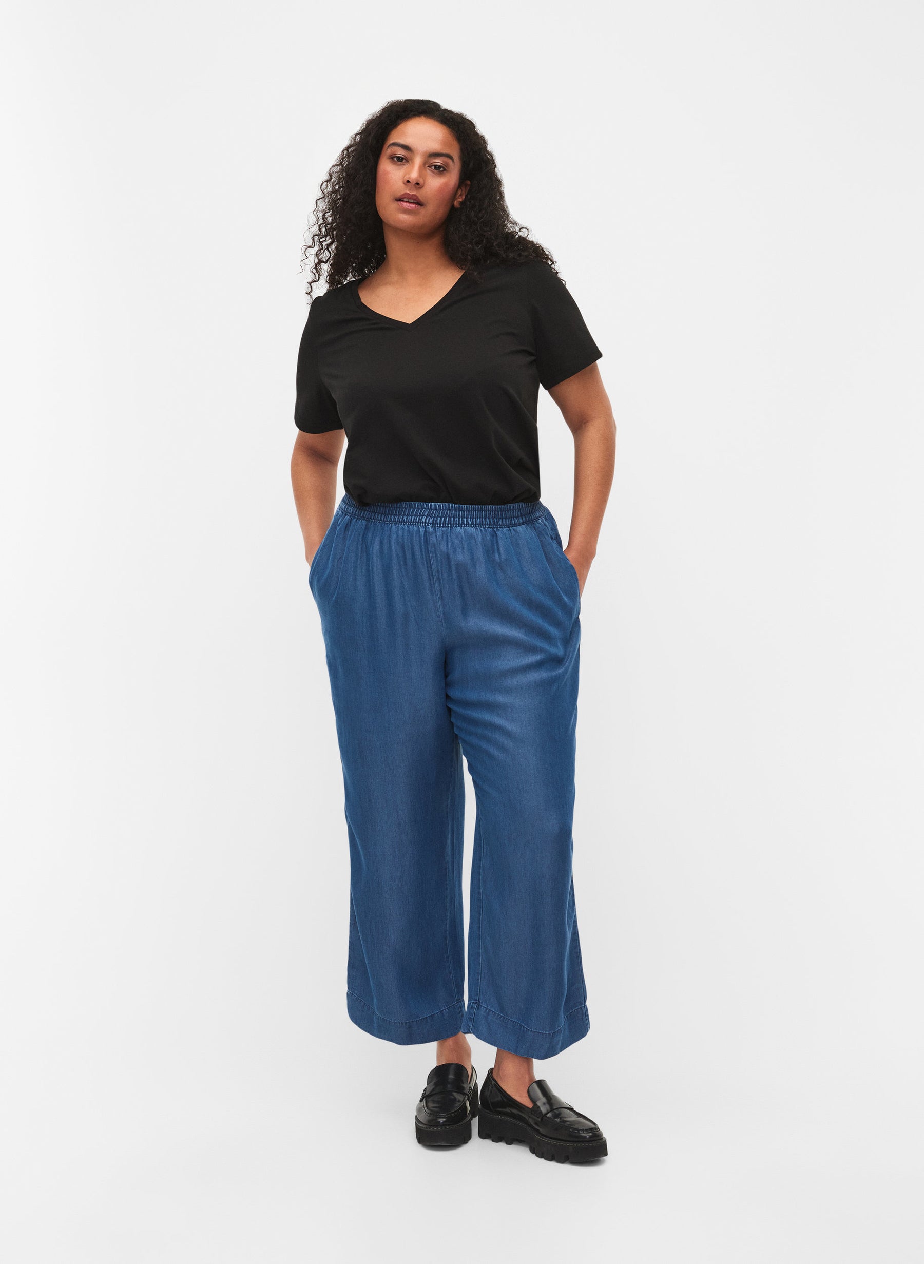 Zizzi Katja V-Neck T-Shirt in Black 