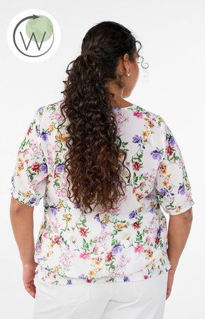 Zizzi Maeve Blouse with Wild Flowers, a sustainably made blouse, socked at the bottom, short sleeves, round neckline and an all over floral print 