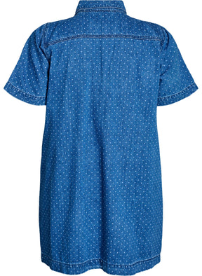 Zizzi Misha Denim Dress, Back view, round neckline with a shirt collar, button placket, short sleeves, faux breast pockets, knee length, all over dot design  
