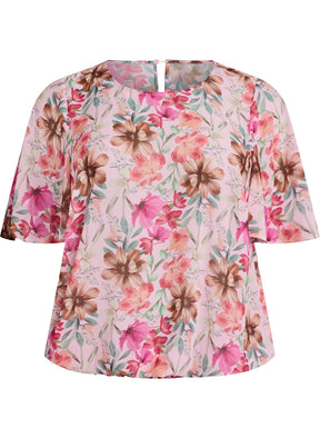 Zizzi Nicole Blouse in Pink, front view, round neckline, button closure to the back, short, loose sleeves, smocked hem and with an all over floral print 